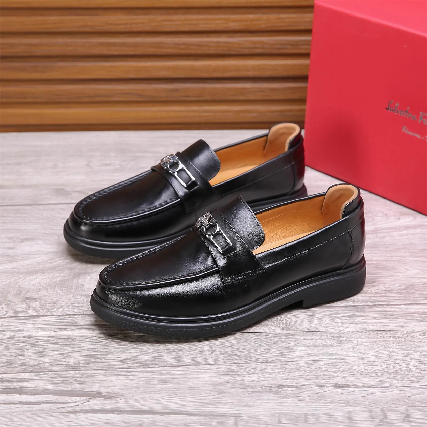 Men's shoes 💰460 🕷🕷🐂【Ferragamo】Ferragamo Popular fashionable casual shoes🇨🇳Official website counter 1:1 production, original mold opening💯Good quality visible, imported high-end first-layer waxed calfskin, water-dyed🐂leather lining🌿very clear texture, high-quality waterproof, non-slip and wear-resistant outsole🎋high quality and low price, truly handmade🍓Black optional! Code number 38-44 (45-46 customized)......